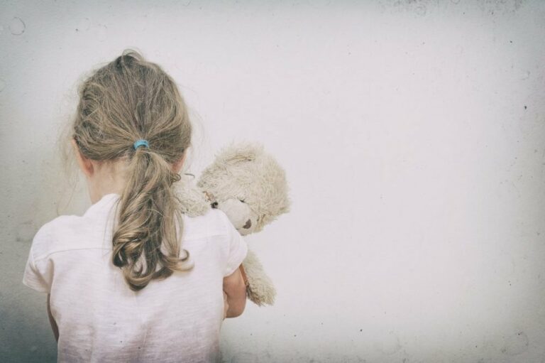 Menina de sete anos denuncia abusos do avô após assistir reportagem de TV