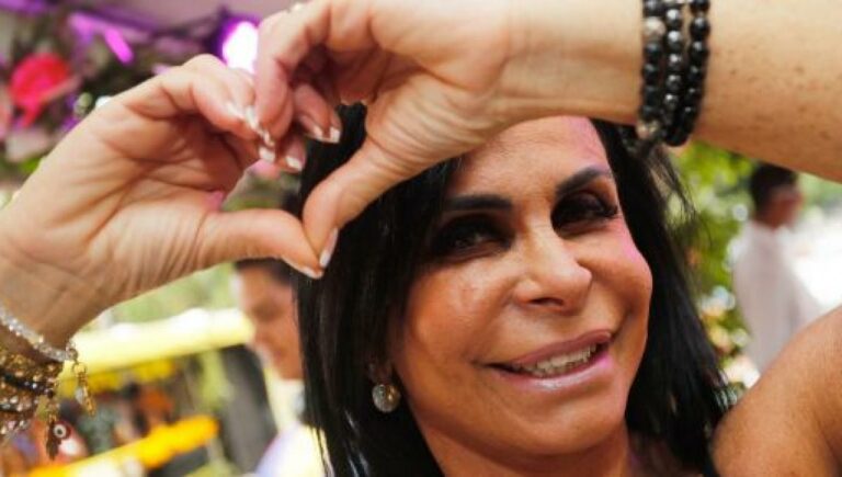 Gretchen conta que tem gaveta secreta com brinquedos eróticos e se empolga