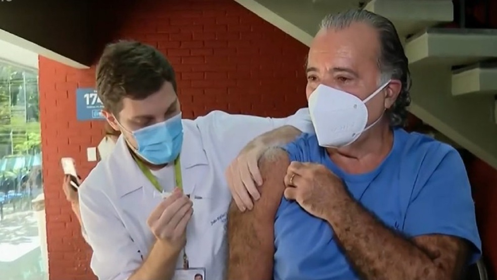 Tony Ramos é vacinado contra a Covid-19 e afirma: ‘A ciência está presente’