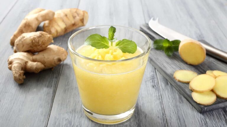 Continue focado! Suco detox de abacaxi, limão, gengibre e hortelã