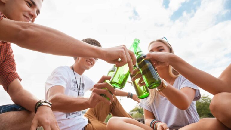 Beber álcool em excesso na adolescência modifica o cérebro
