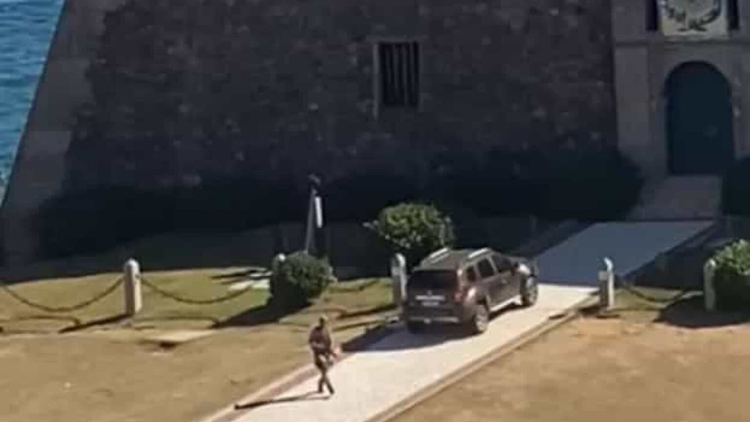 Vídeo: Policial militar “surta” e dispara tiros para cima