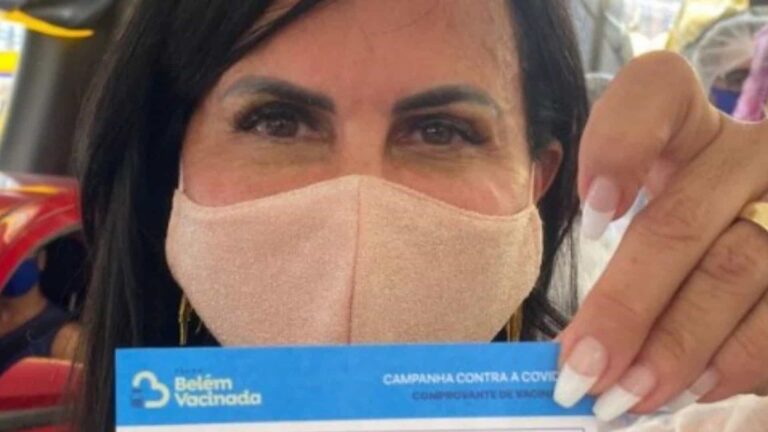 Gretchen e Djavan exaltam SUS ao receberem dose de vacina contra Covid