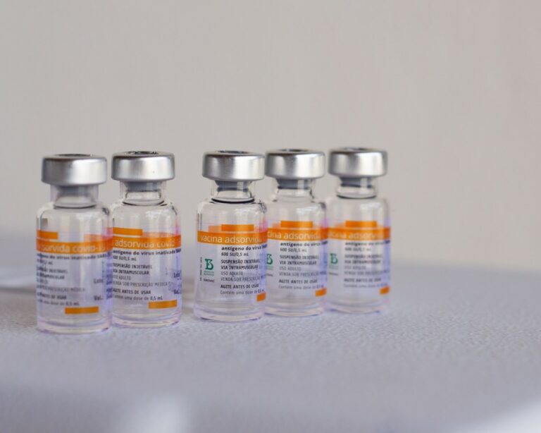 Butantan diz que CoronaVac é eficaz contra as três variantes do coronavírus em circulação no país