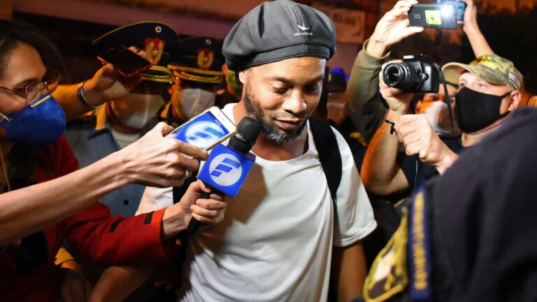 Ronaldinho comemora aniversário com festa na companhia de funkeiros