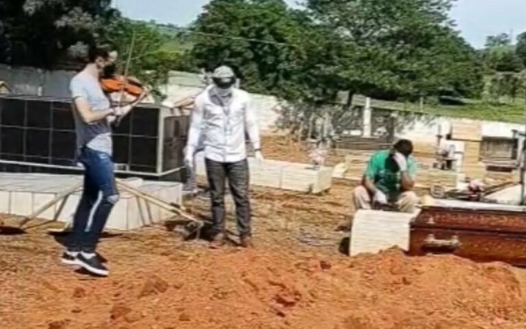 Filho emociona em vídeo ao tocar violino enquanto o corpo da mãe era enterrado