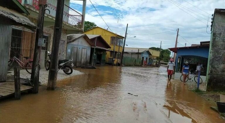 Nível do Rio Tarauacá segue subindo e já desabriga mais de 100 pessoas em 6 bairros