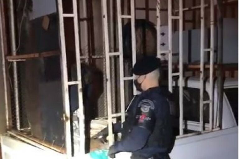 Menino de 6 anos mantido em jaula pelo pai é resgatado; criança tinha marcas de agressão