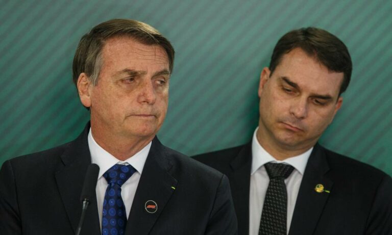 Em meio à crise de imagem do presidente, Flávio Bolsonaro assume condução política