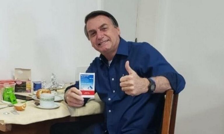 Bolsonaro liga para rádio e defende nebulização de cloroquina