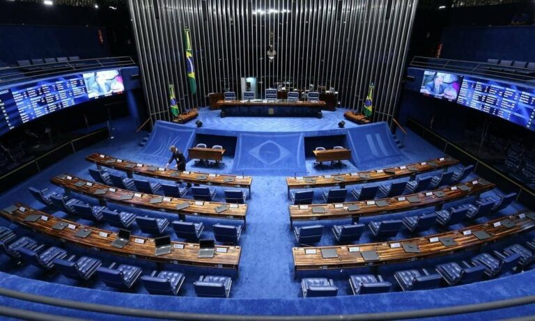Senado trava projetos que criminalizam furar fila da vacina contra covid-19