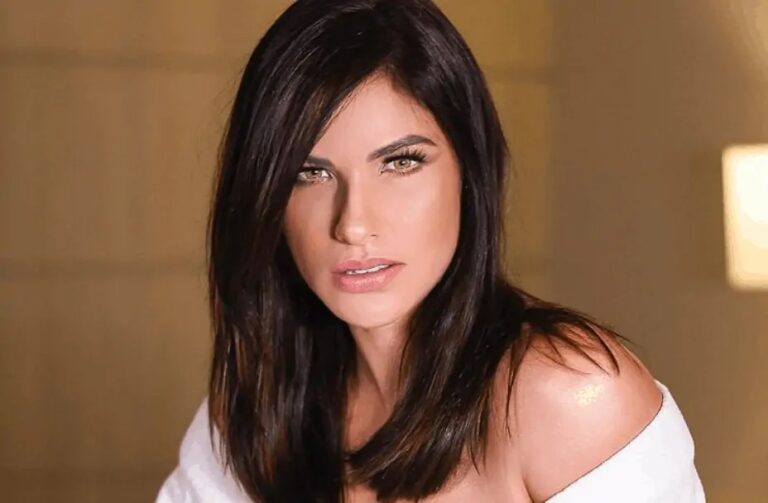 Andressa Suita aparece de maiô minúsculo e enlouquece fãs