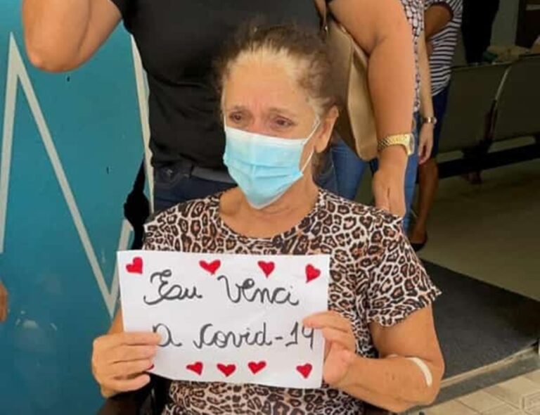 Após perder o marido para a covid, idosa no AC recebe alta e sabe da notícia em casa