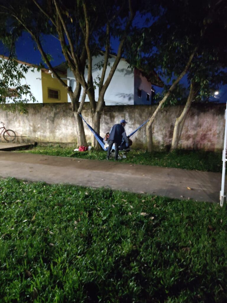 Pais de família estão armando rede para dormir na fila dos postos de saúde na Capital