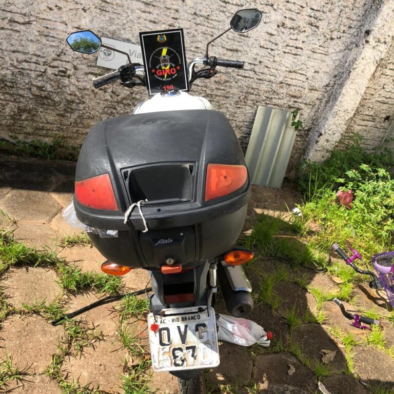 Moto da Secretaria de Saúde é roubada em Rio Branco e dois são presos com arma de brinquedo