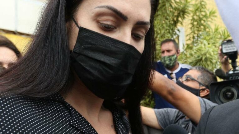 O que diz a postura fria da mãe de Henry durante a condução à prisão