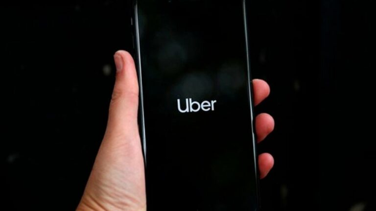 Justiça reconhece motorista como funcionário da Uber e pede salário de R$ 3 mil
