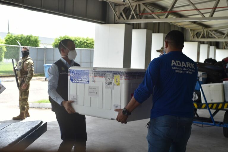 Após chegada de 11 mil doses ao AC, somente 5 mil pessoas vão receber primeira dose