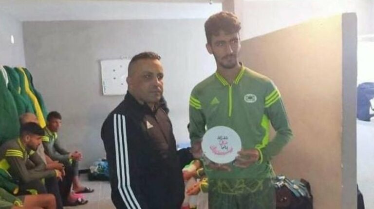 Jogador de 21 anos morre subitamente em partida no Marrocos; assista