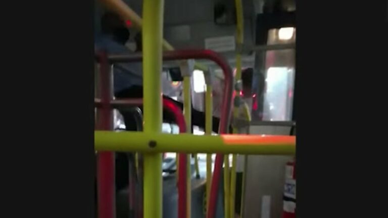 Motorista chuta passageiro para fora de ônibus e é demitido; assista