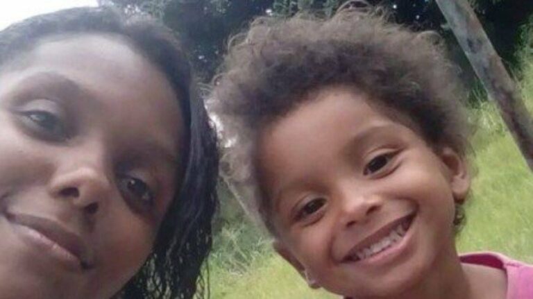 “Te amo”: mãe que matou menina espancada era carinhosa na web