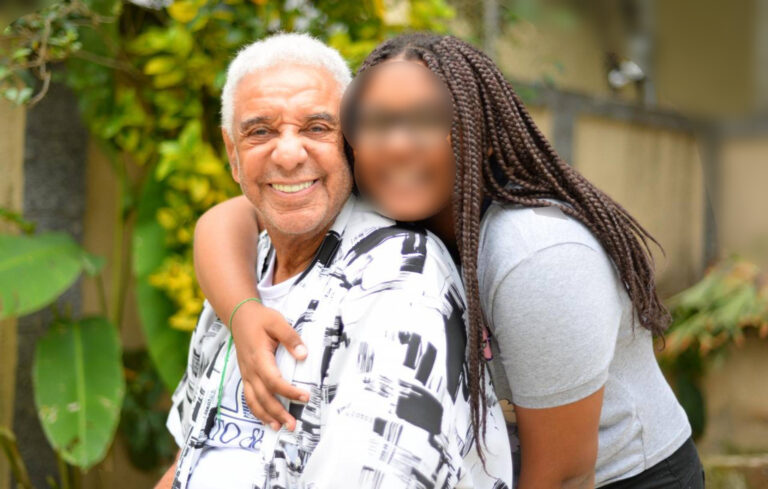 Irmã de Agnaldo Timóteo teria dito à filha adotiva do cantor que ela  voltaria ao “lixão de onde veio”