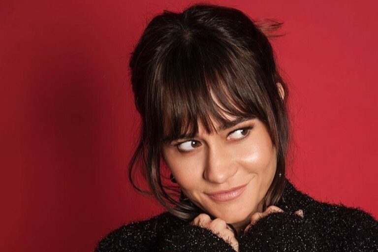 Aos 50 anos, Alessandra Negrini abre roupão e enlouquece web