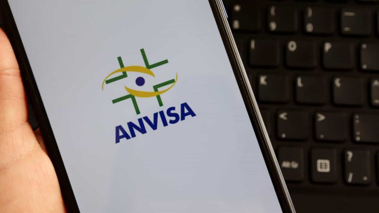 Coquetel para tratamento da Covid reduz internações e mortes em 70%, diz Anvisa