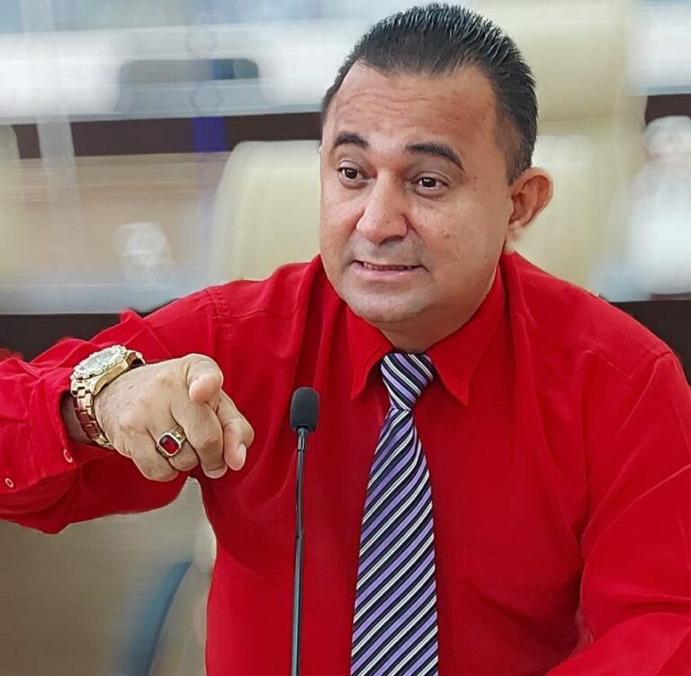 Vereador Arnaldo Barros critica Flaviano por voto contrario à PL que pode reduzir preço da gasolina: “Absurdo”