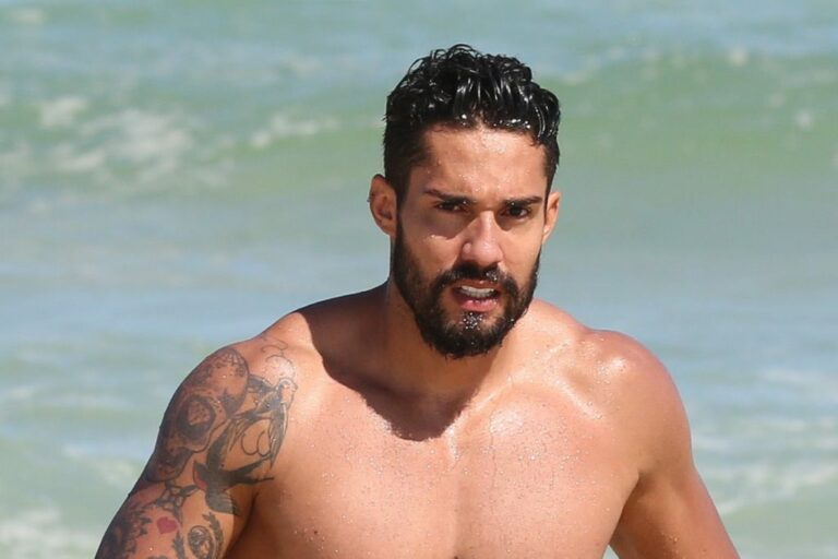 De sunga, ex-BBB Bill Araújo vai à praia e volume enorme chama atenção