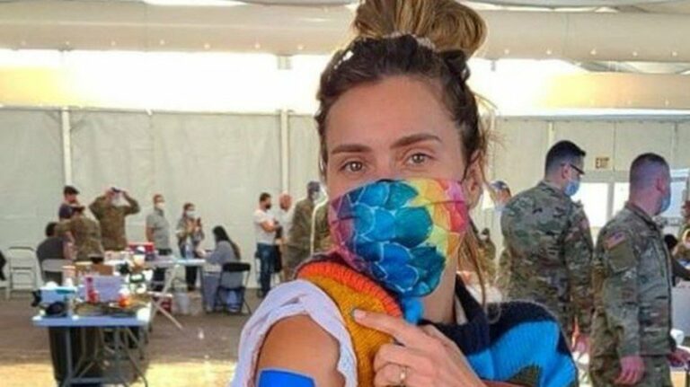 Carolina Dieckmann é vacinada contra a Covid-19 nos EUA
