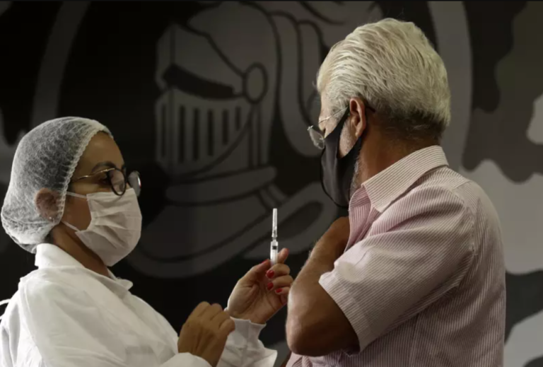 Segunda dose da vacina contra Covid-19 deve ser aplicada mesmo depois do prazo