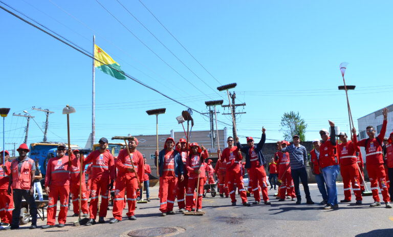 Bocalom paga mais caro à empresa por garis que não podem varrer ruas