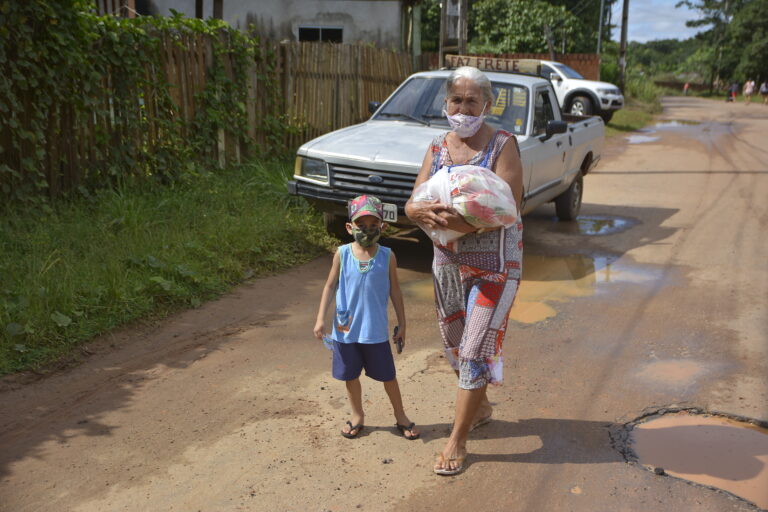 Compaixão e amor: Mesa Brasil e Deck entregam mantimentos à famílias carente