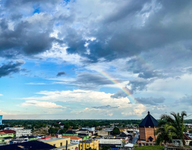 Arco-íris no céu de Cruzeiro do Sul