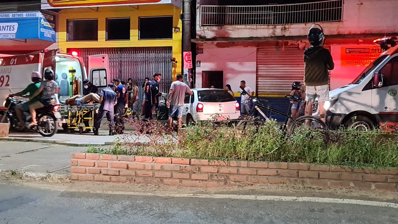 Homem se desfaz de latas de cerveja após bater carro contra poste