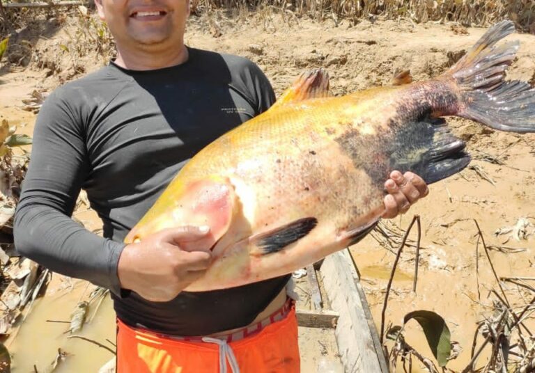 Morador de Sena Madureira captura tambaqui de 14 quilos no rio Caeté