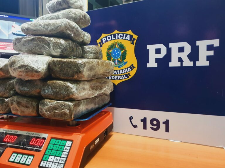 Mulheres são presas em táxi levando 10 quilos de droga de RO para o AC