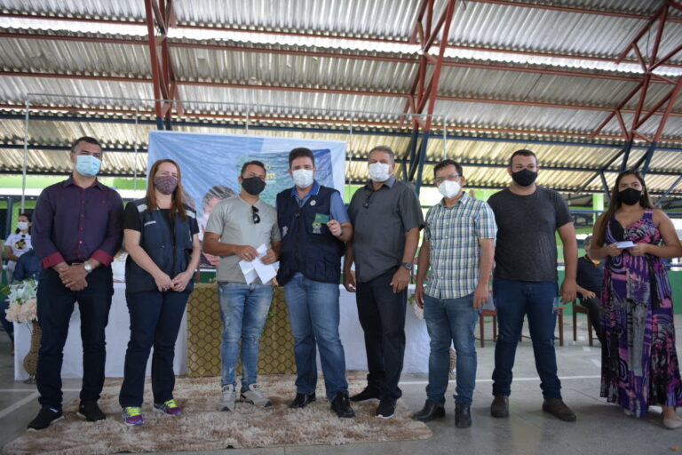 Governo alcança três mil famílias em Mâncio Lima com entrega do Cartão do Bem