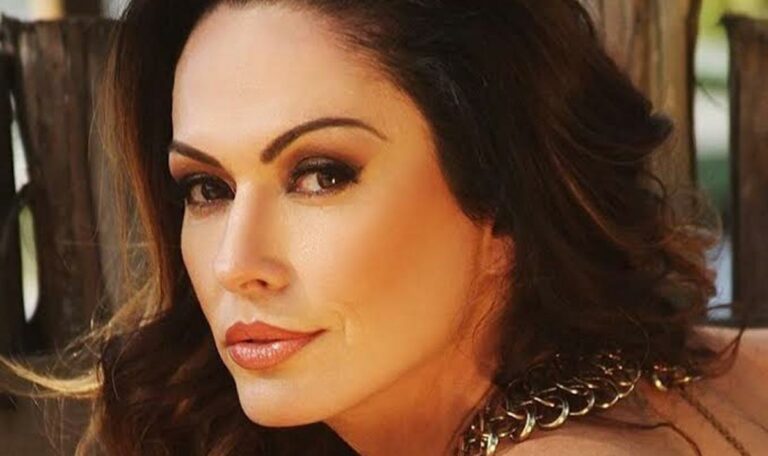 Pelada, Nubia Oliiver posa com as mãos nos seios e manda recado