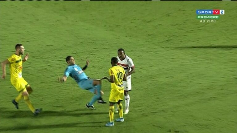 Vídeo: Árbitro escorrega e “dá carrinho” em jogador no Paulistão