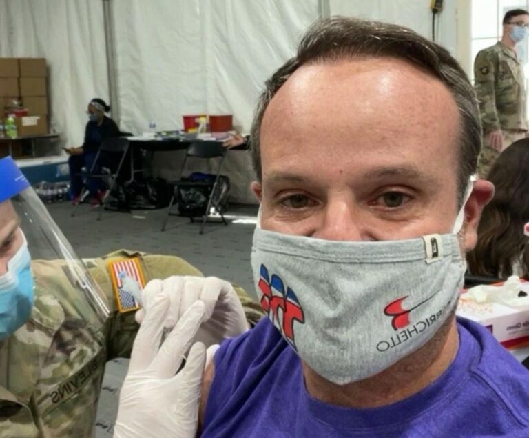 Rubens Barrichello recebe vacina contra Covid-19 nos EUA