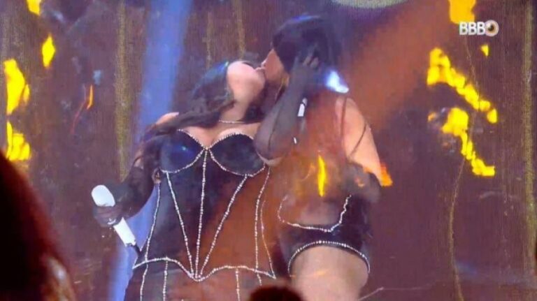 Simone e Simaria dão selinho na festa do BBB 21 e fãs reagem