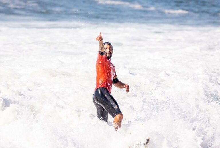 Italo Ferreira bate Gabriel Medina na final de Newcastle e é o novo líder