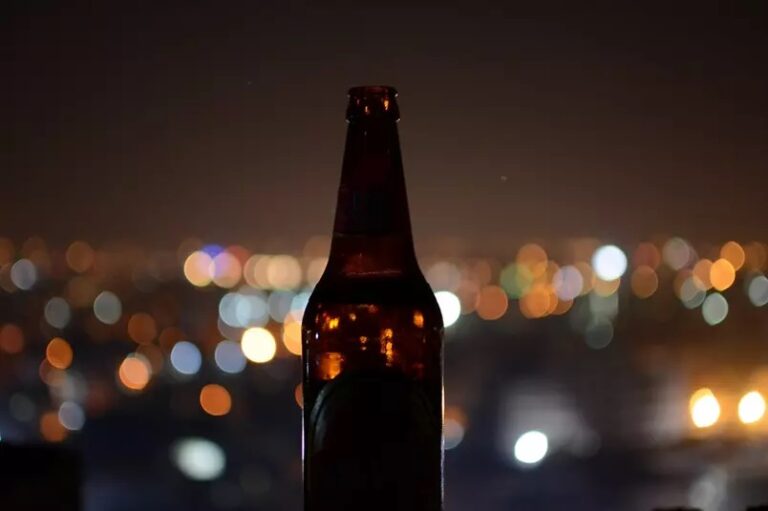 Brasileiros estão bebendo tanta cerveja que fabricantes estão sem garrafas