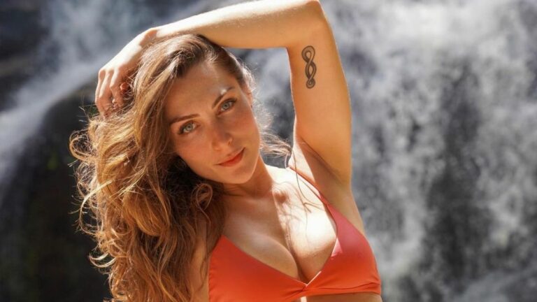 Sofia Starling, namorada de André Marques, esbanja beleza e boa forma durante banho de rio