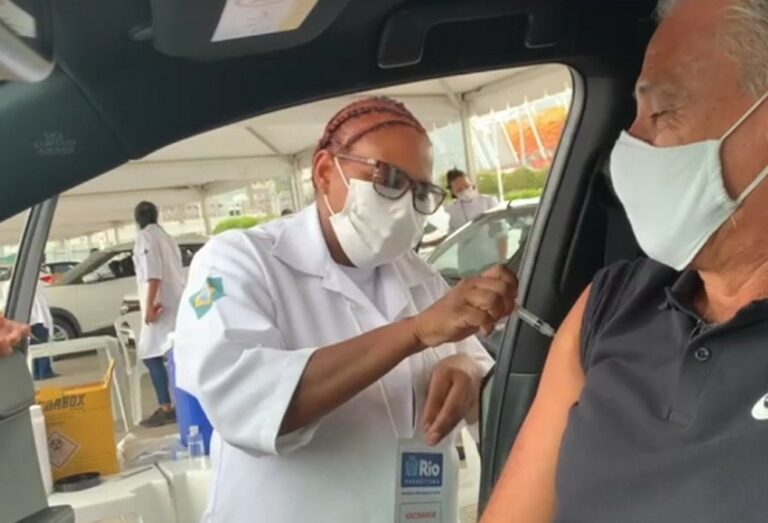 Tite recebe primeira dose de vacina contra covid-19