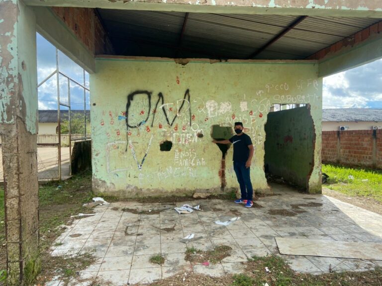 Em Sena, quadra construída em 2012 nunca foi inaugurada e serve como ponto de drogas