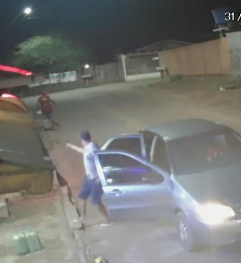 Vídeo: criminoso atira contra jovens no Palheiral, mas arma falha e eles conseguem fugir