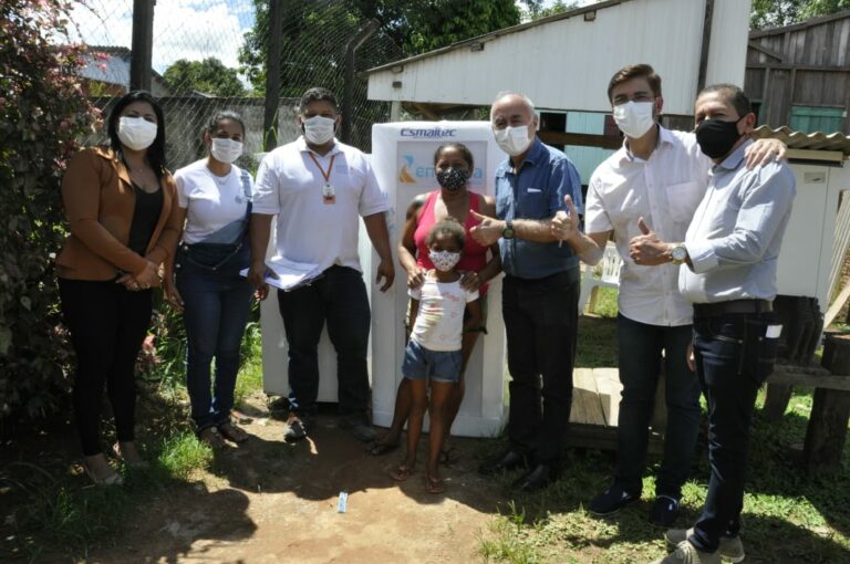 Município e Energisa entregam refrigeradores para famílias atingidas pela alagação